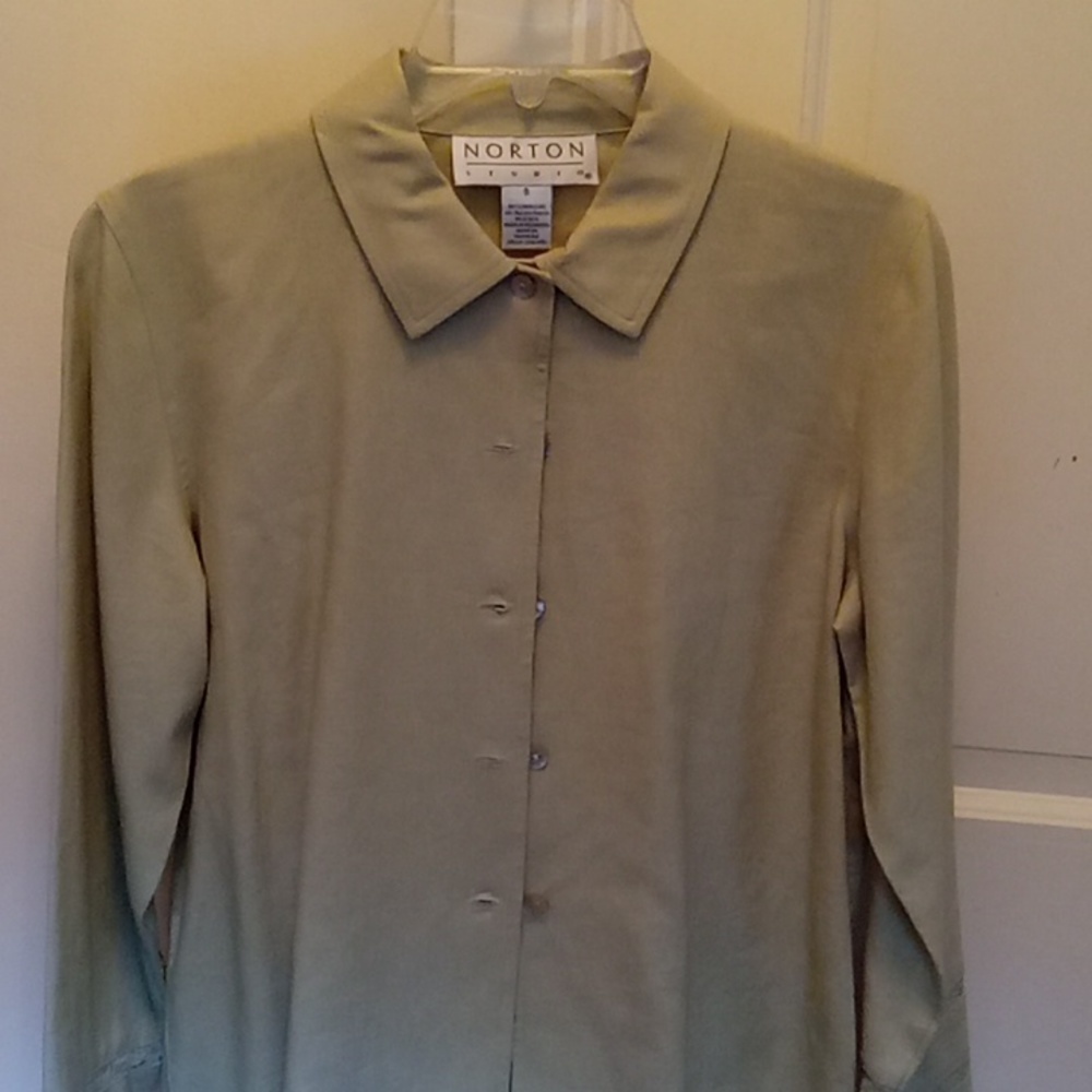 NEW.  GREEN LONG-SLEEVE JACKET WITH LACE DETAILS ON THE SLEEVE.  SIZE 8